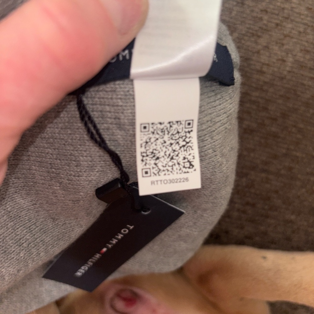 Tommy Hilfiger Gray Knit Beanie Hat with Red and Blue Accents - Picture 6 of 6
